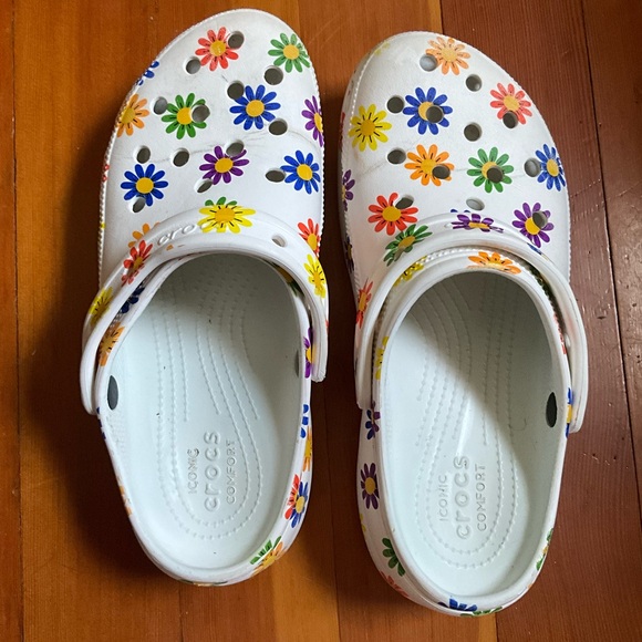 Crocs Pride Daisy Floral Platform Clogs - Picture 5 of 9